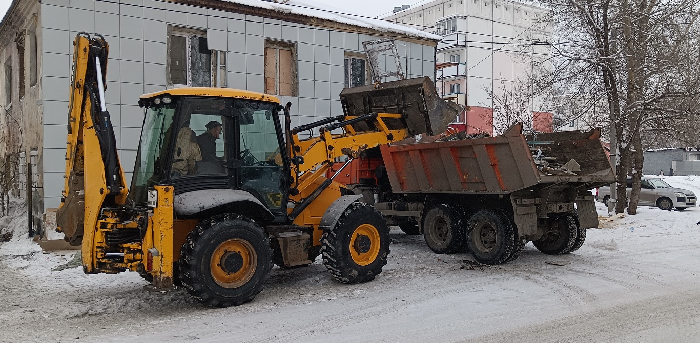 Уборка и вывоз строительного мусора, ТБО с помощью экскаватора и самосвала в Калуге